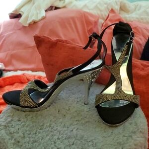 Modila heels